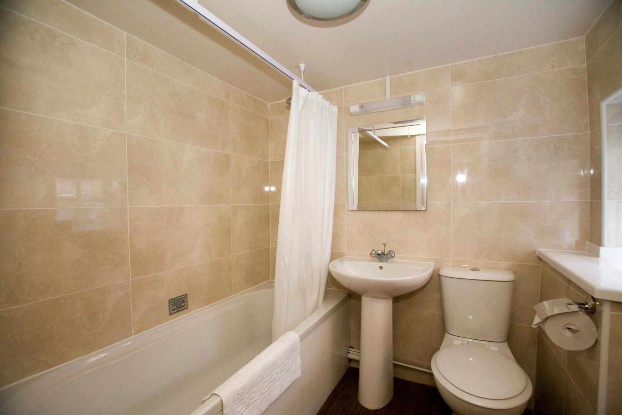The Three Tuns Hotel Wetherspoon เทิร์สก์ ภายนอก รูปภาพ