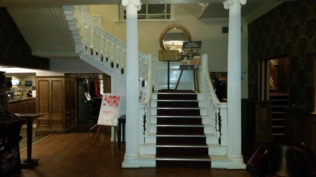The Three Tuns Hotel Wetherspoon เทิร์สก์ ภายนอก รูปภาพ