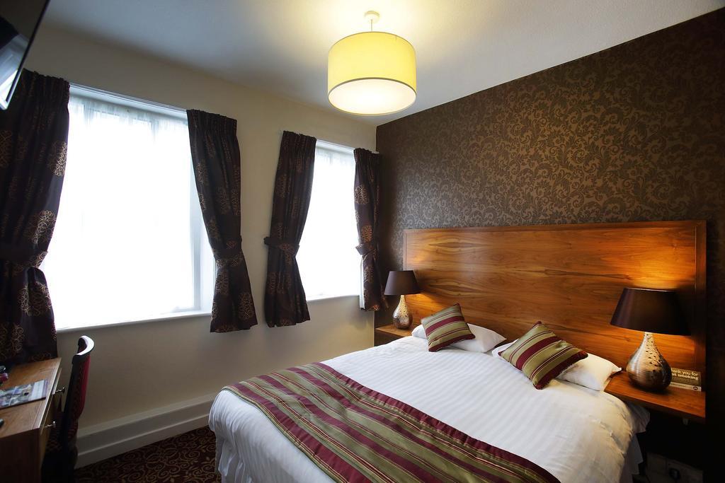 The Three Tuns Hotel Wetherspoon เทิร์สก์ ภายนอก รูปภาพ