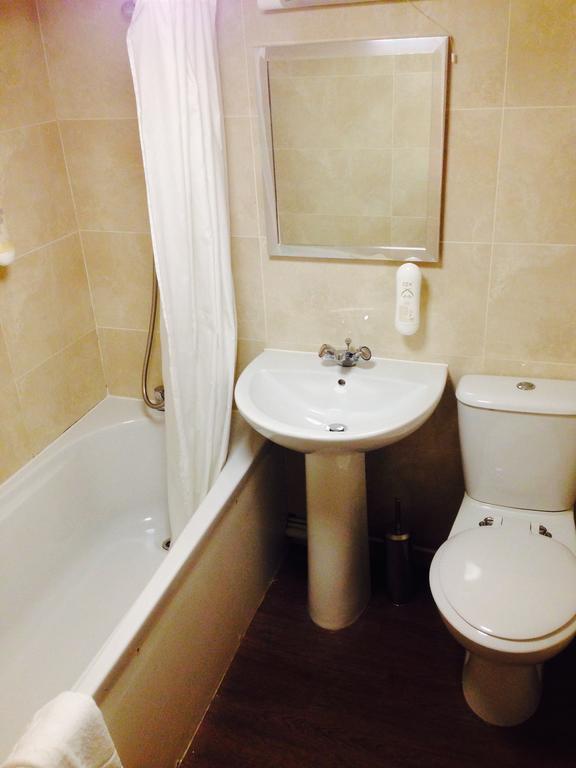 The Three Tuns Hotel Wetherspoon เทิร์สก์ ห้อง รูปภาพ